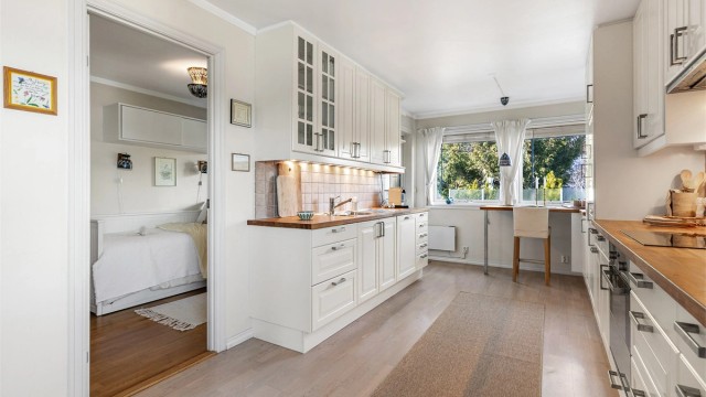 Fra kjøkkenet er det tilgang til ett av soverommene.