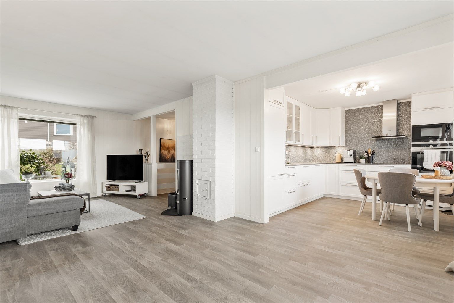 Lys stue med sofaområde