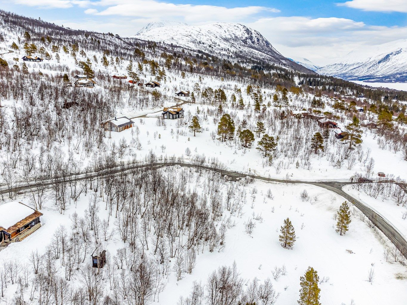 Eiendommen ligger i et fjellrikt område med store fjellkjeder og dype daler, som gir flotte muligheter for fjellturer, klatring og skiturer om vinteren.