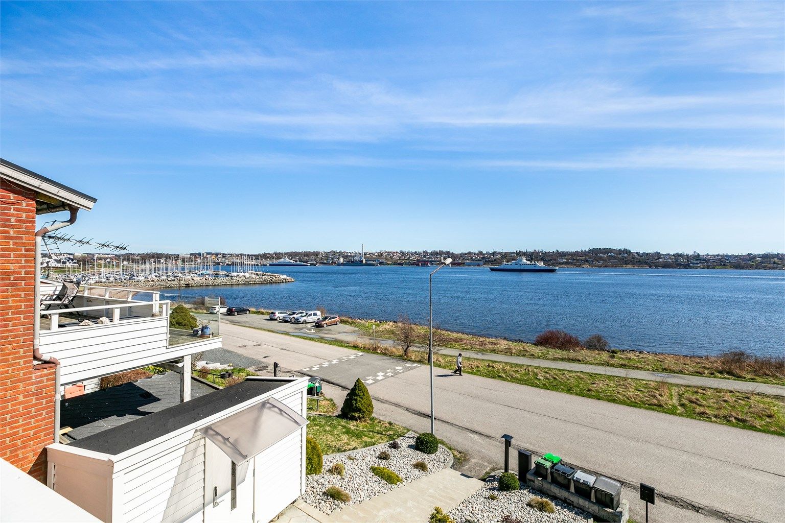 På balkongen ser du også til havnen og sentrum.