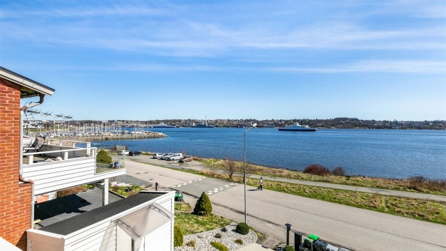 På balkongen ser du også til havnen og sentrum.