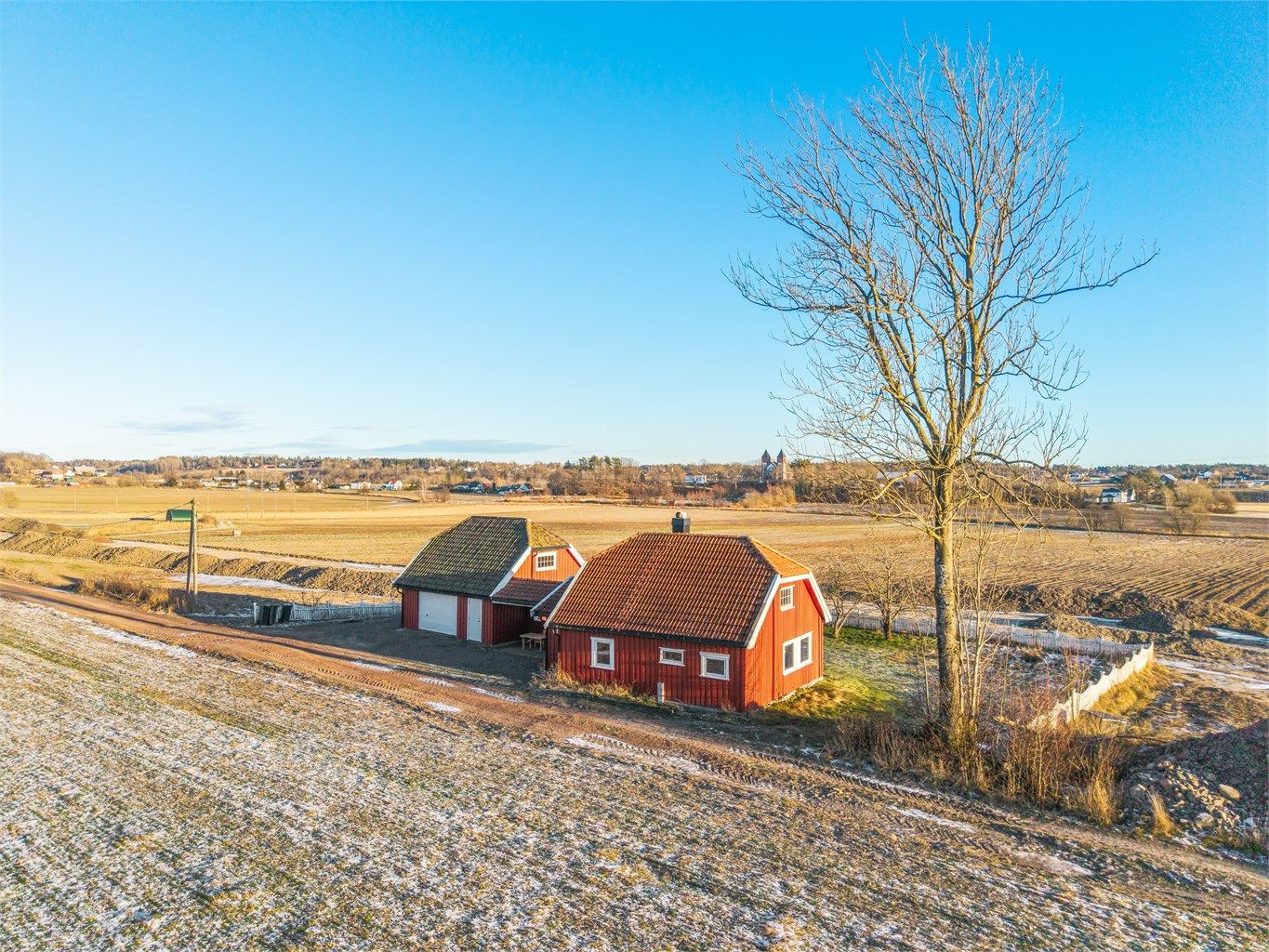 Enebolig med oppgraderingsbehov – barnevennlig område nær skole, buss og turområder - dobbel garasje
