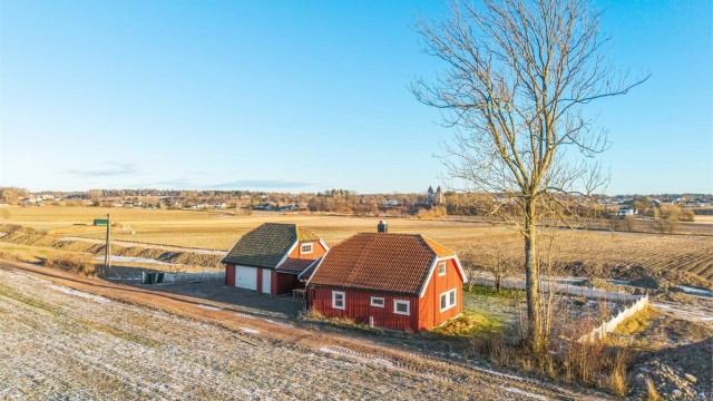 Enebolig med oppgraderingsbehov – barnevennlig område nær skole, buss og turområder - dobbel garasje