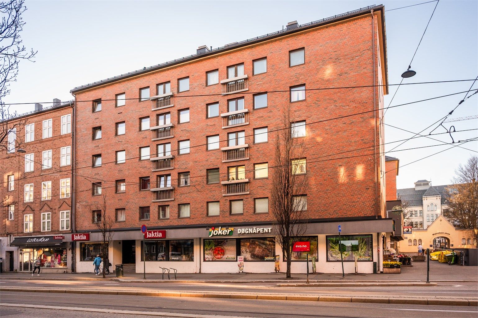 Dagligvarehandel er svært enkelt med Rema 1000, Jacobs, MENY, Smaken av Italia og Vinmonopolet i nærheten - og Joker ligger praktisk talt rett ved inngangen til leiligheten.