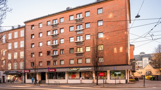 Dagligvarehandel er svært enkelt med Rema 1000, Jacobs, MENY, Smaken av Italia og Vinmonopolet i nærheten - og Joker ligger praktisk talt rett ved inngangen til leiligheten.