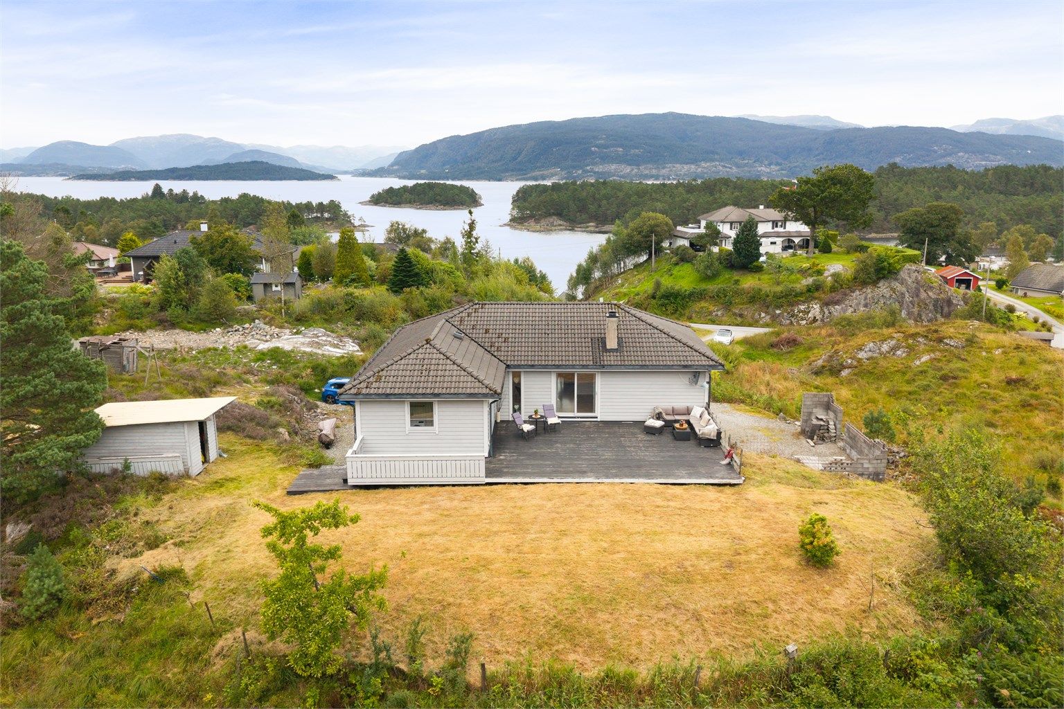 Eiendommen har en attraktiv og landlig beliggenhet på Vabø i et rolig område med spredt bebyggelse.