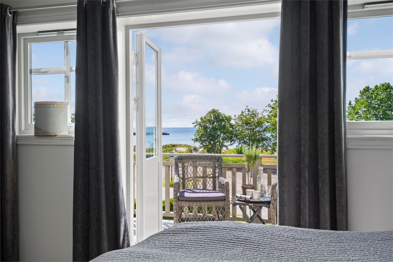 Hovedsoverommet er romslig og stilfullt, med egen balkong.