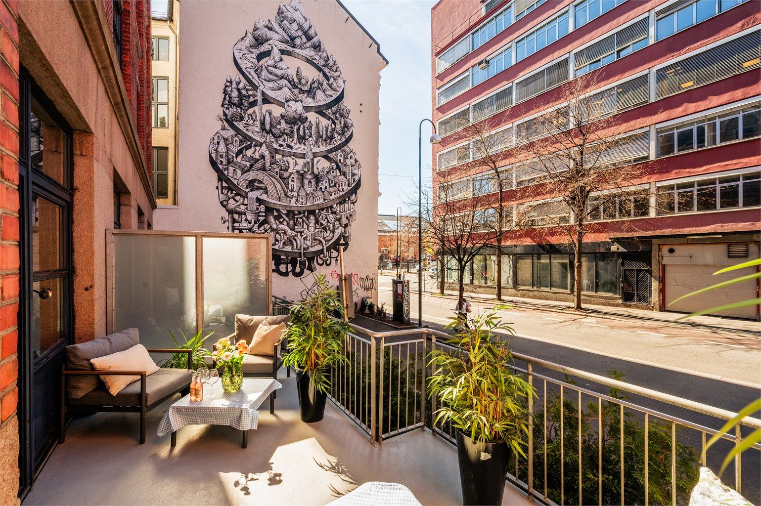 I 2024 sørget borettslaget for å plante tujahekker utenfor terrassene som vil vokse seg større og skjerme for innsyn.