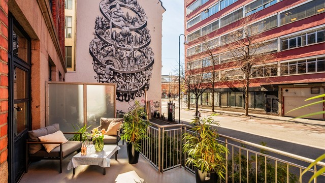 I 2024 sørget borettslaget for å plante tujahekker utenfor terrassene som vil vokse seg større og skjerme for innsyn.