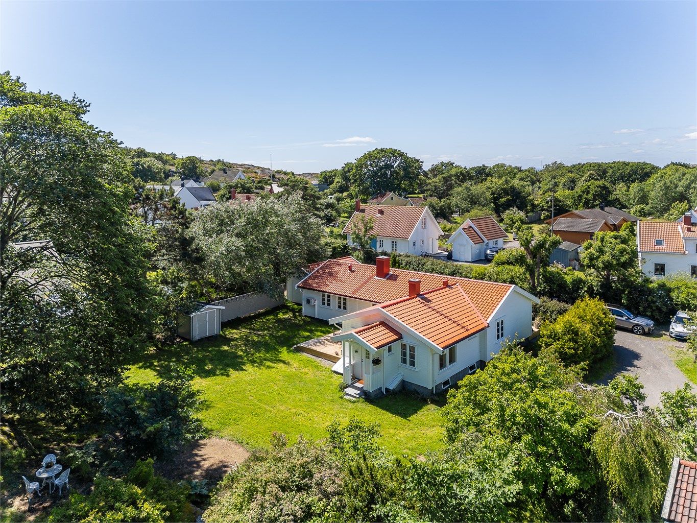 Eiendommen er beliggende på Mo i stille og rolig blindvei, i nærhet til Verdens Ende, Moutmarka og Mostranda. Her finner man naturopplevelser, som du sjelden har sett maken til