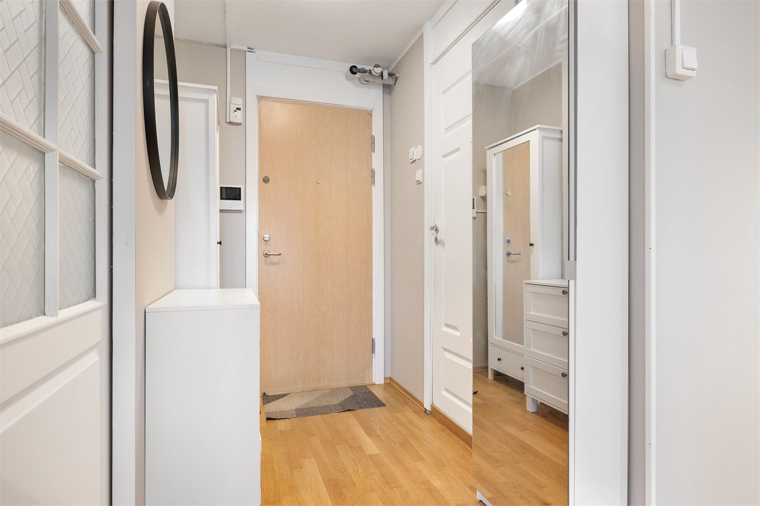 Entre med plass til diverse skap