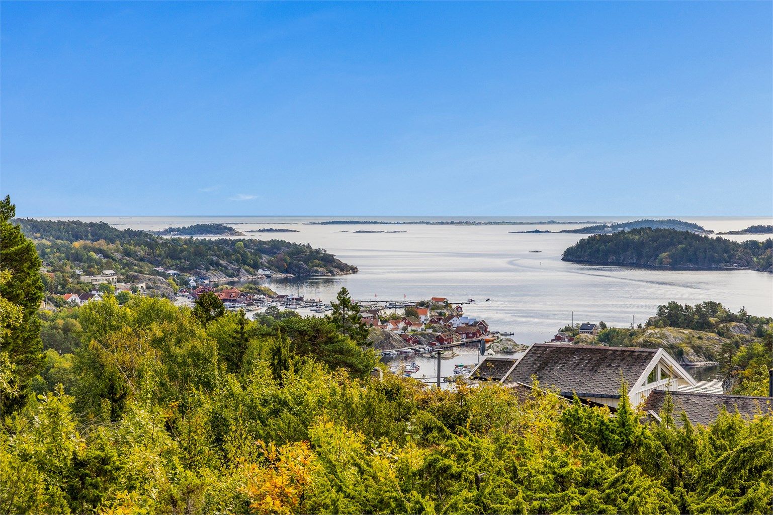Eiendommen har en attraktiv beliggenhet ved det idylliske sommerstedet Valle i Bamble kommune.