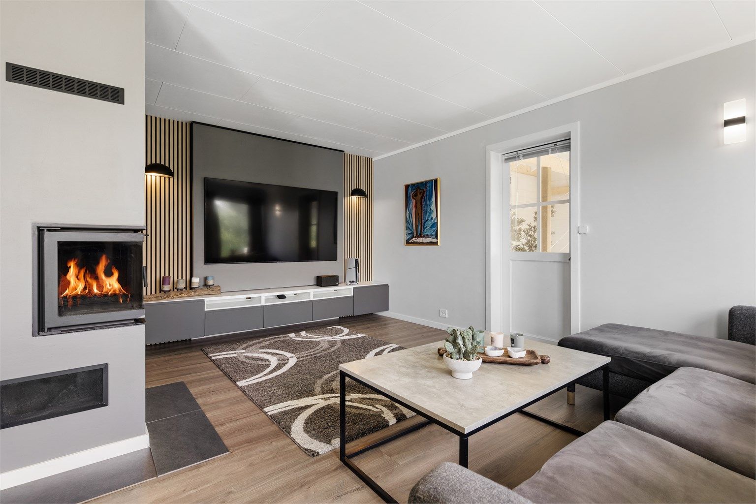 Stue med flott spilevegg og ny delikat peis 