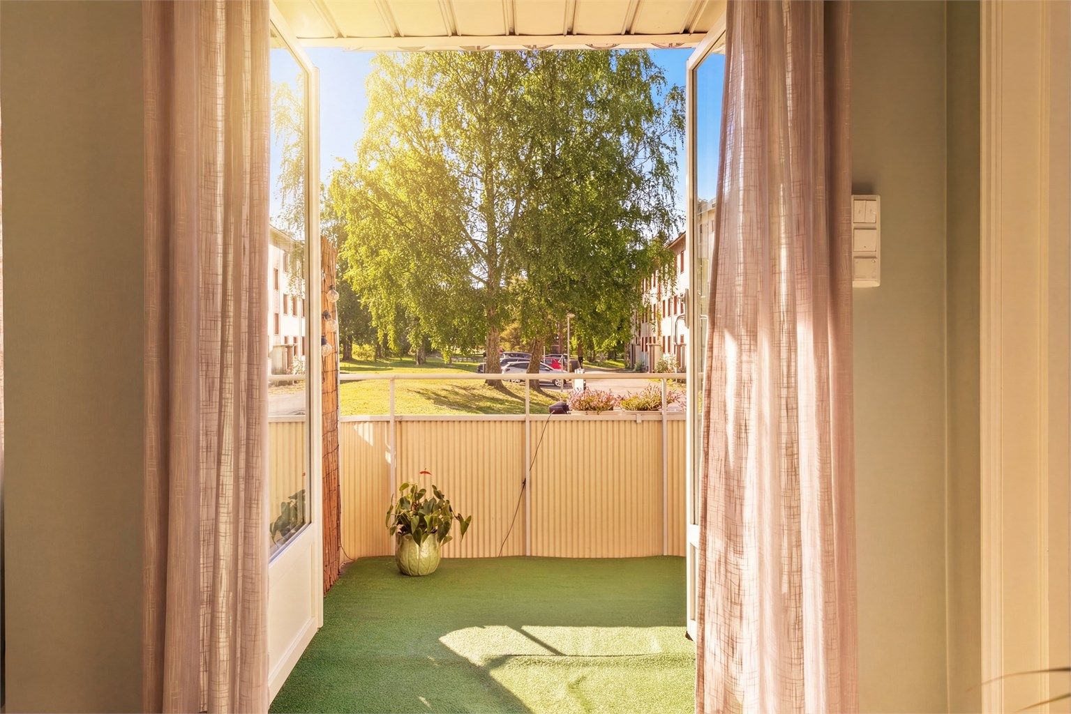 Fra stuen åpner en tofløyet dør opp mot den sydvendte balkongen, som vender ut mot rolige, grønne fellesarealer.
