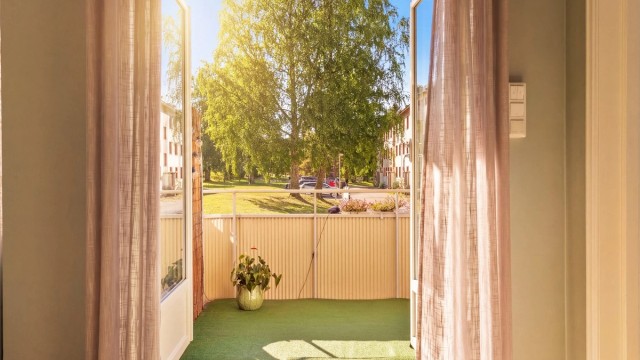 Fra stuen åpner en tofløyet dør opp mot den sydvendte balkongen, som vender ut mot rolige, grønne fellesarealer.