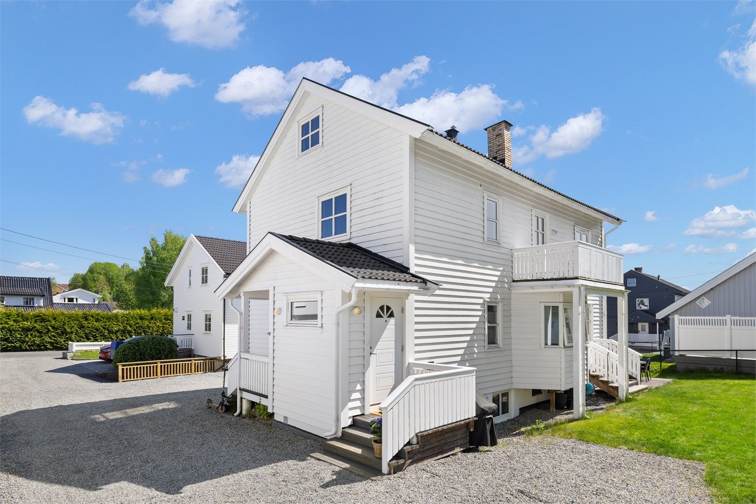 Velkommen til Bernt Knudsens vei 17B - En pen og innholdsrik del av tomannsbolig | 2 stuer | 2 balkonger | 2 p-plasser | Hage | Eget inngangsparti