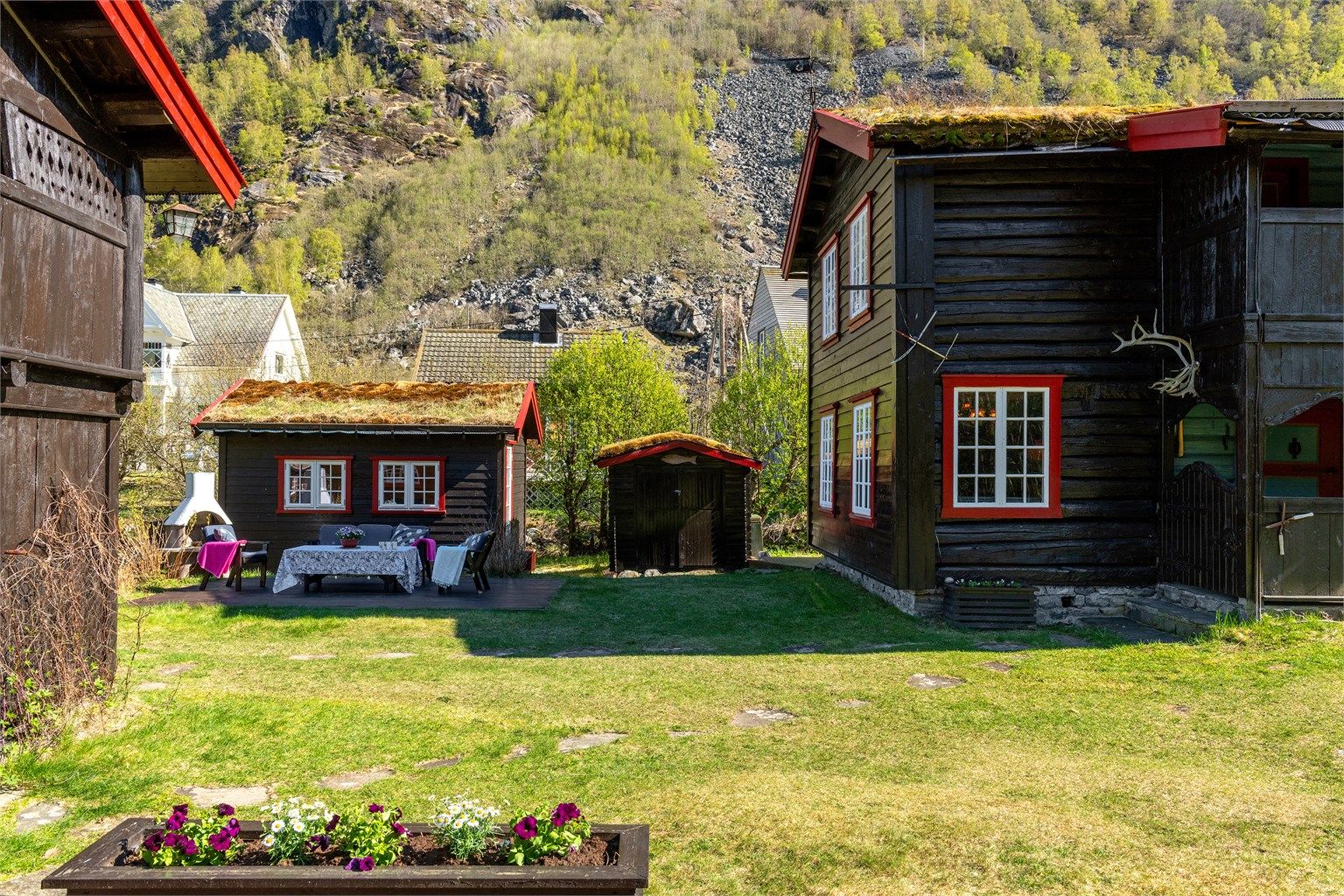 Store, flotte uteområder egner seg for lek og ballspill for hele familien.