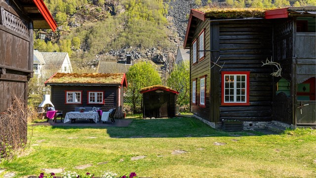 Store, flotte uteområder egner seg for lek og ballspill for hele familien.