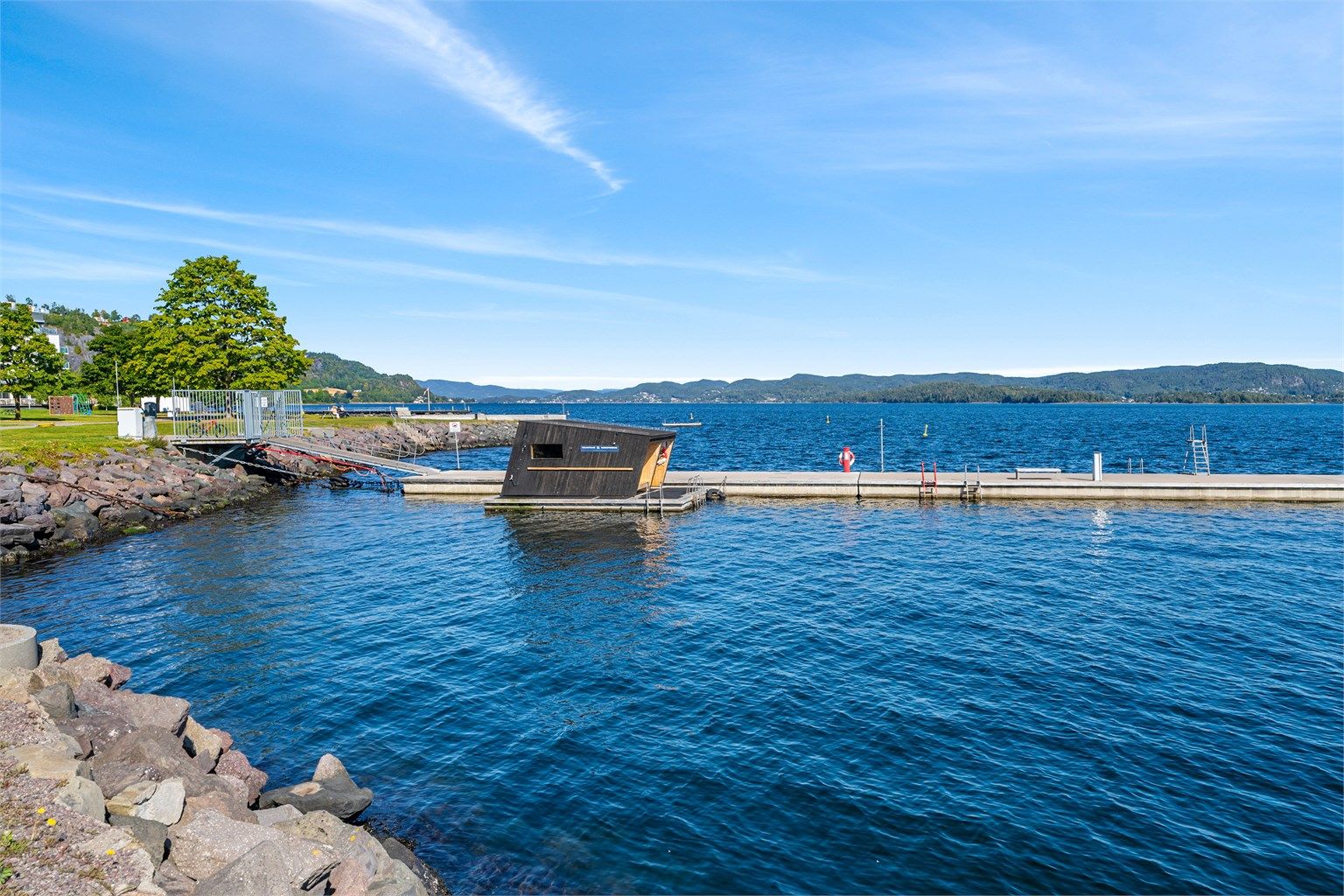 Like ved Dulpen badestrand, som er i gangavstand, finner du også fjordhotell og fjordbadstu. 
Foto: Tor Harald Johannessen