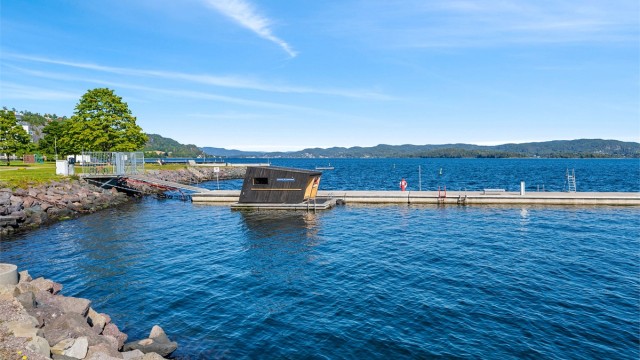 Like ved Dulpen badestrand, som er i gangavstand, finner du også fjordhotell og fjordbadstu.
Foto: Tor Harald Johannessen