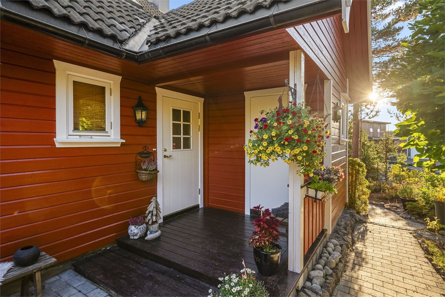 Velkommen inn via et lunt og overbygd inngangsparti. ( bod til høyre for inngangsdøren )