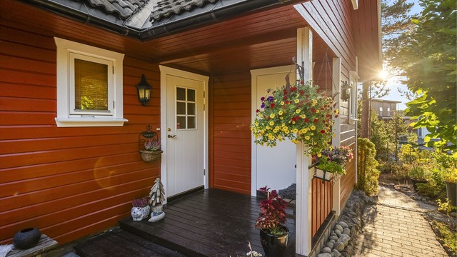 Velkommen inn via et lunt og overbygd inngangsparti. ( bod til høyre for inngangsdøren )