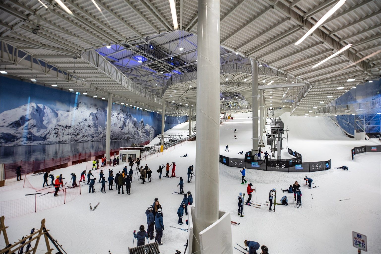 For den aktive er det kort vei til unike tilbud som SNØ, Norges eneste helårs skianlegg.