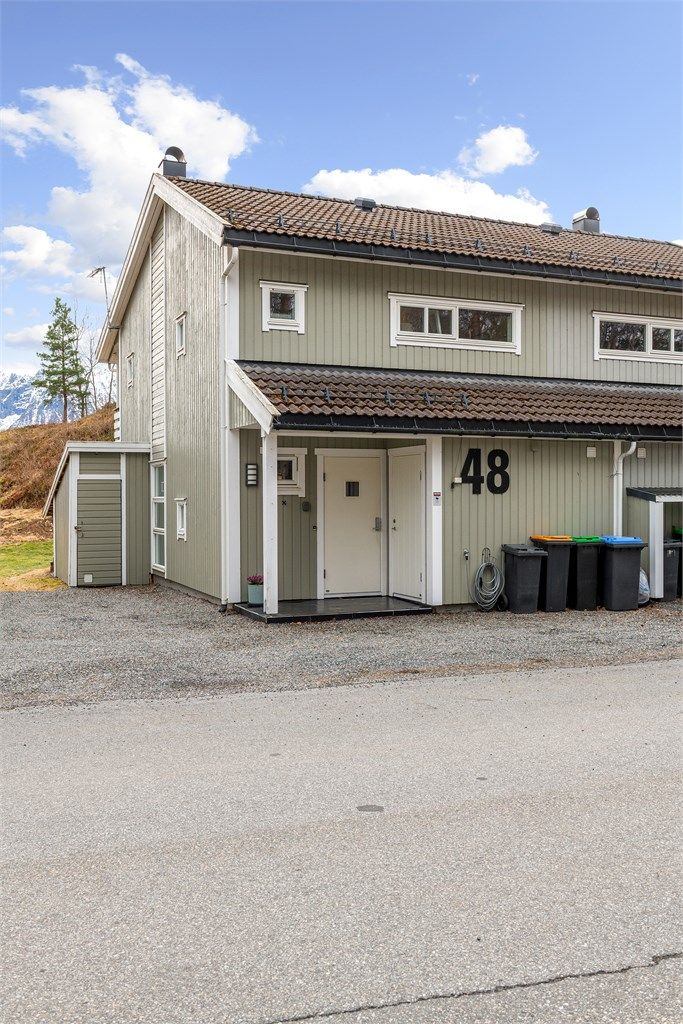 Boligen fra 2004 har en praktisk sportsbod ved inngangspartiet og god plass til parkering på egen tomt.