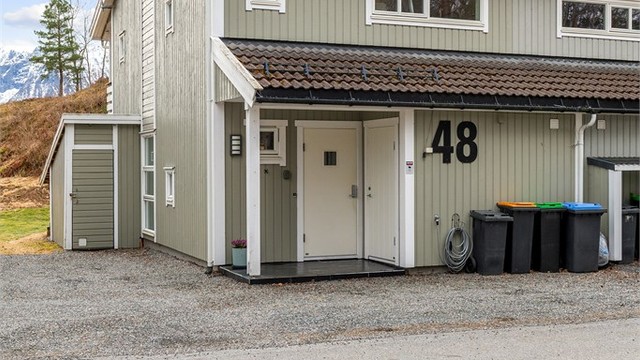 Boligen fra 2004 har en praktisk sportsbod ved inngangspartiet og god plass til parkering på egen tomt.