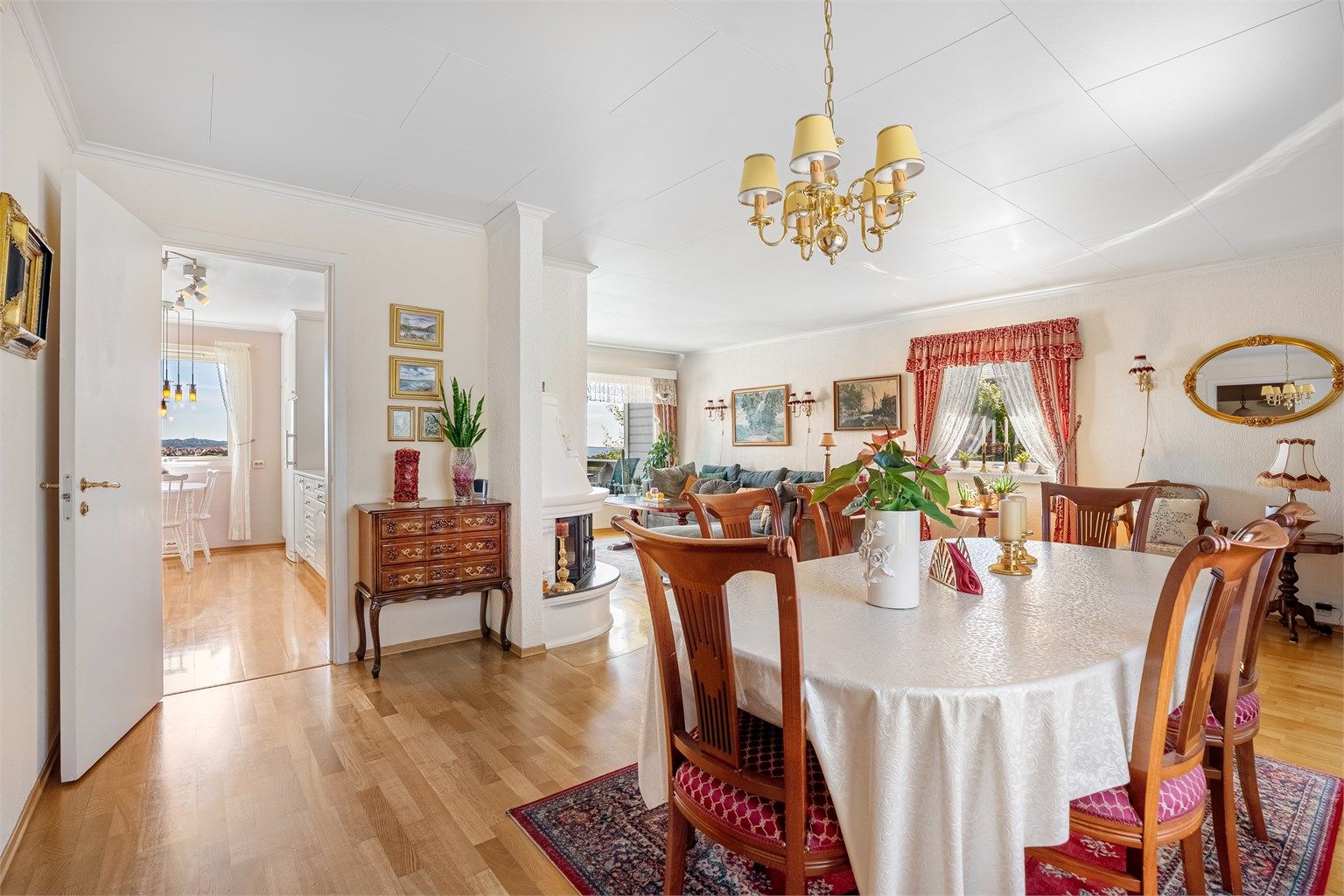 Huset har en god planløsning med enkel tilgang til kjøkkenet fra stuen. 