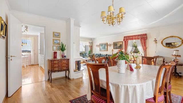 Huset har en god planløsning med enkel tilgang til kjøkkenet fra stuen.