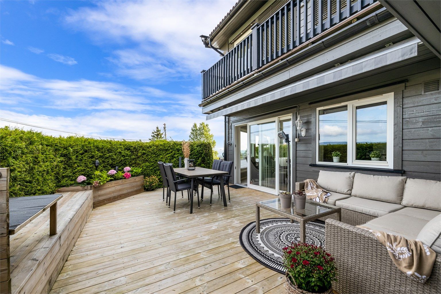 Lys og pen halvpart av horisontaldelt tomannsbolig beliggende i 1. etasje. Foto: Haiman Askari/Knipzet AS