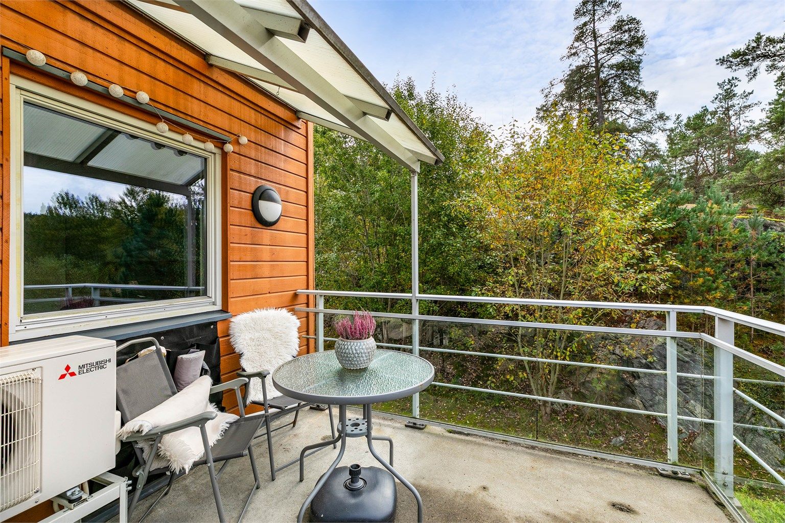 Sommerstid er det sol på balkongen allerede fra tidlig ettermiddag og helt frem til sen kveld.