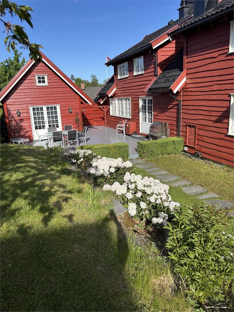 Selgers eget bilde: Sommer på baksiden av huset mot anneks.  Flott  uteplass !