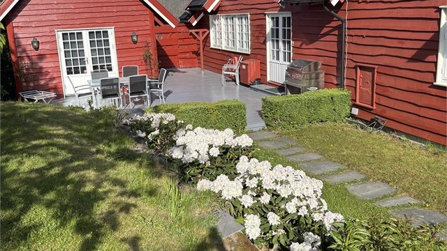Selgers eget bilde: Sommer på baksiden av huset mot anneks. Flott uteplass !