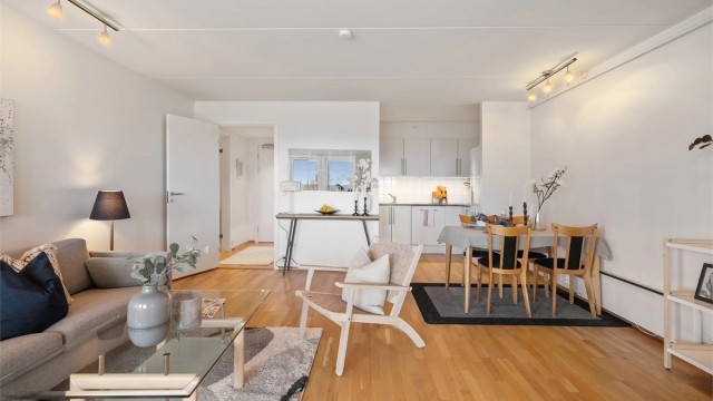 Her bor du komfortabelt med heisadkomst til etasjen, og med både varmtvann og bredbånd inkludert i felleskostnadene.