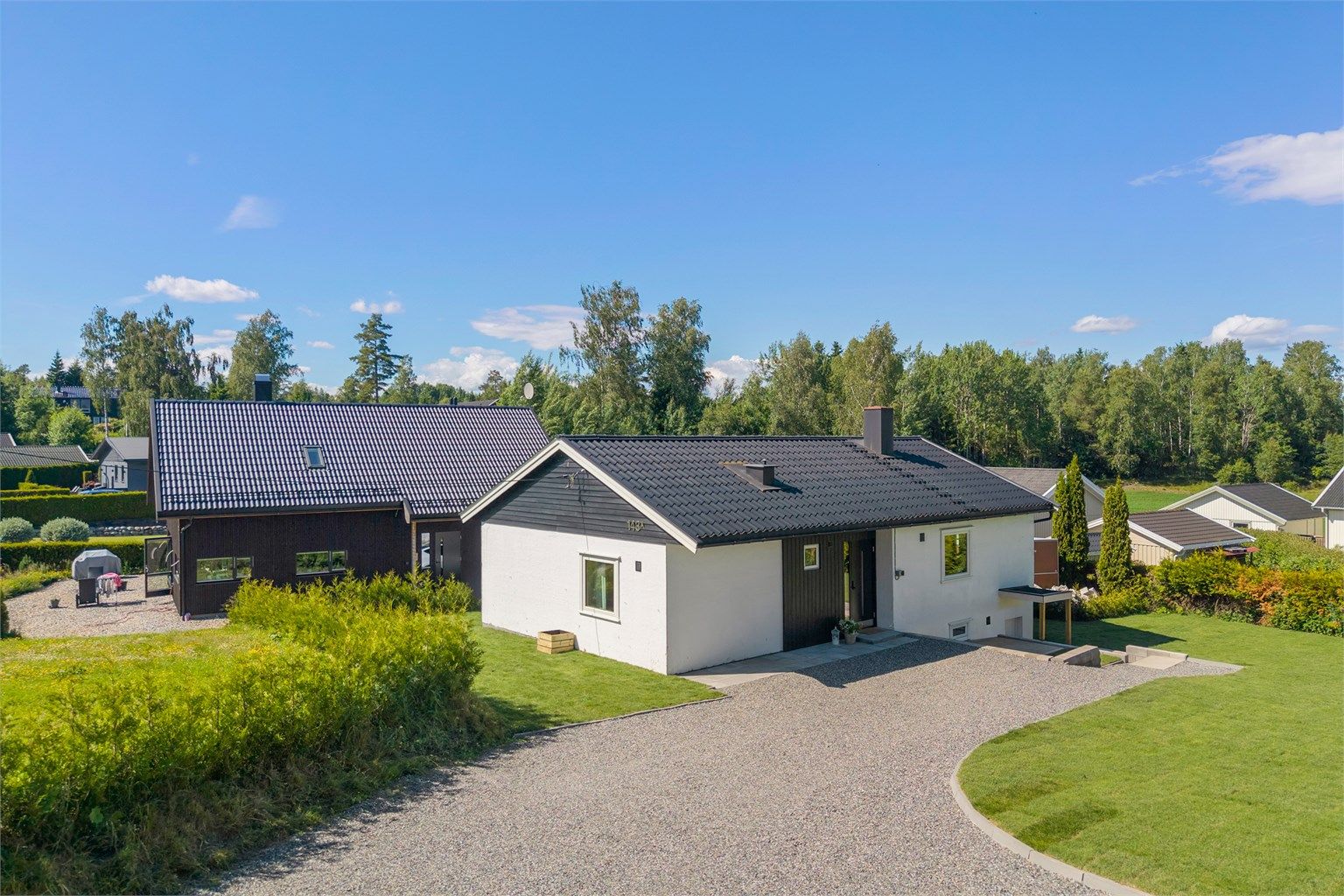 Stor, gruslagt gårdsplass med gode parkeringsmuligheter.