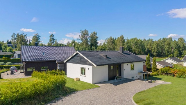 Stor, gruslagt gårdsplass med gode parkeringsmuligheter.