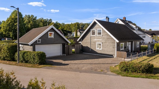 Boligen ligger i enden av blindvei på Hunsrød - Perfekt for barnefamilien