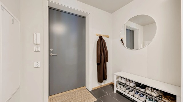 Entréen har rikelig med plass til kommode o.l for oppbevaring av sko og yttertøy