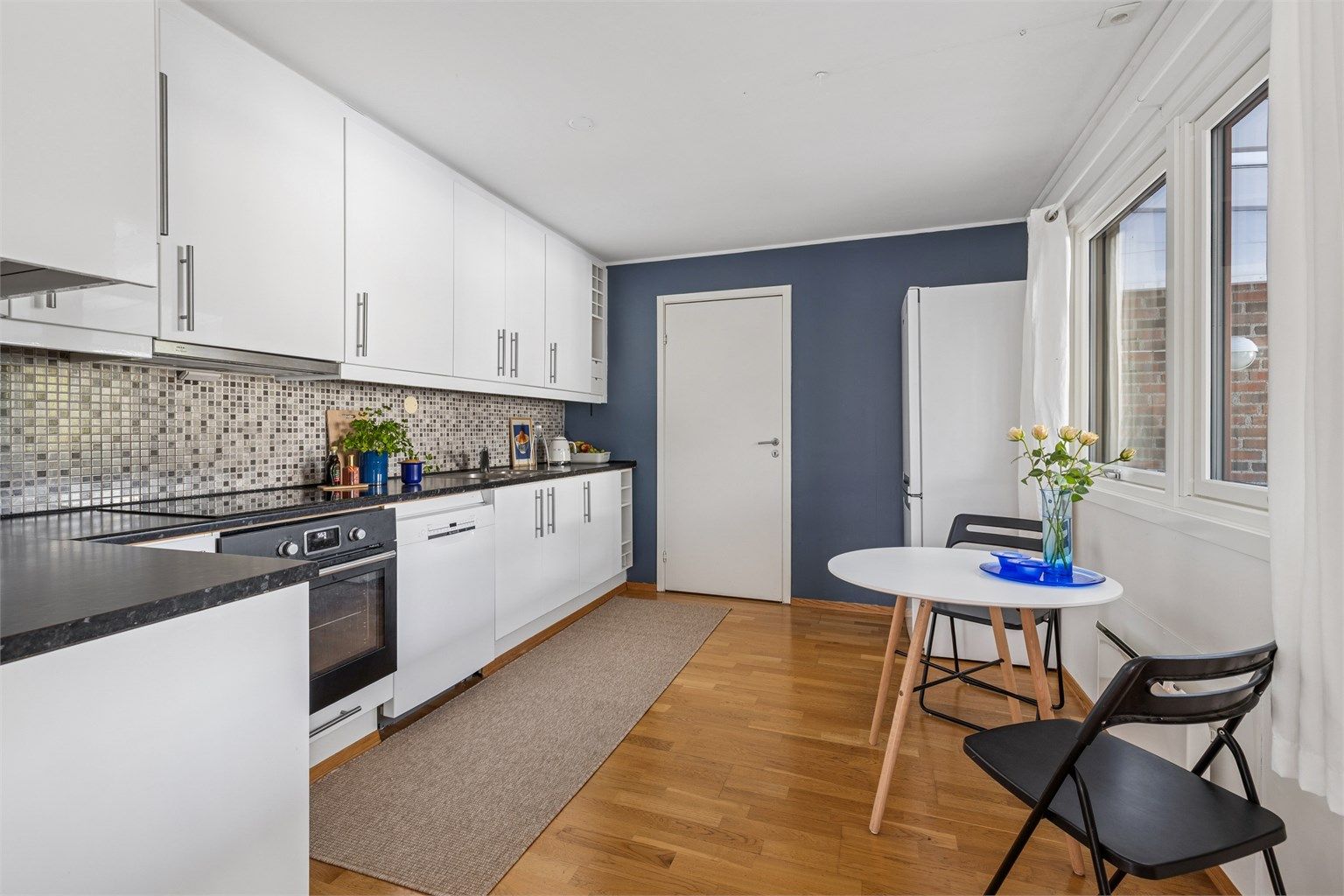 Praktisk kjøkken med nyere stekeovn og koketopp, samt god plass til en hyggelig spisekrok.