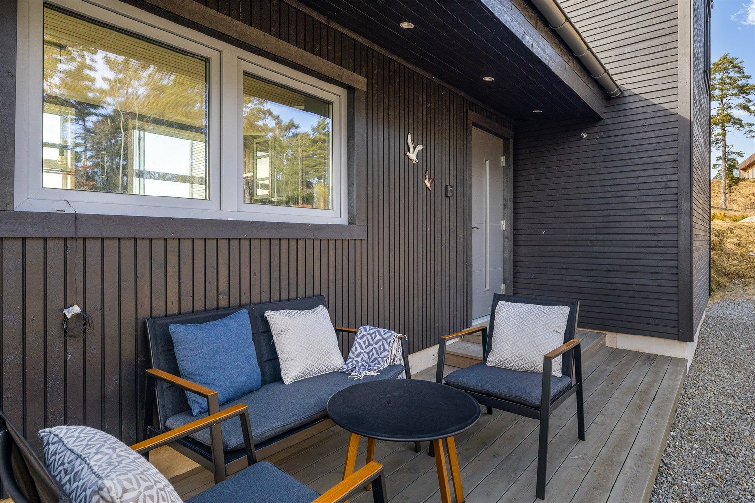 Utvendig er hytta kledd med både liggende og stående kledning som har fått ett strøk mørk beis. Innvendig har eier gått for panelvegger og laminatgulv.