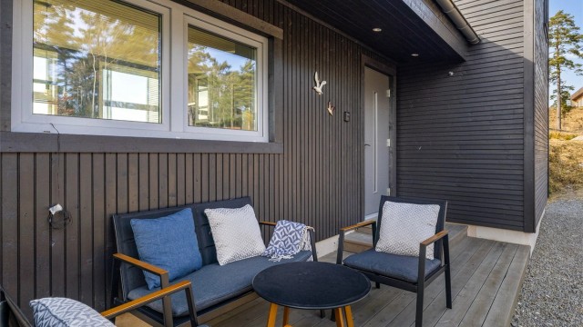 Utvendig er hytta kledd med både liggende og stående kledning som har fått ett strøk mørk beis. Innvendig har eier gått for panelvegger og laminatgulv.