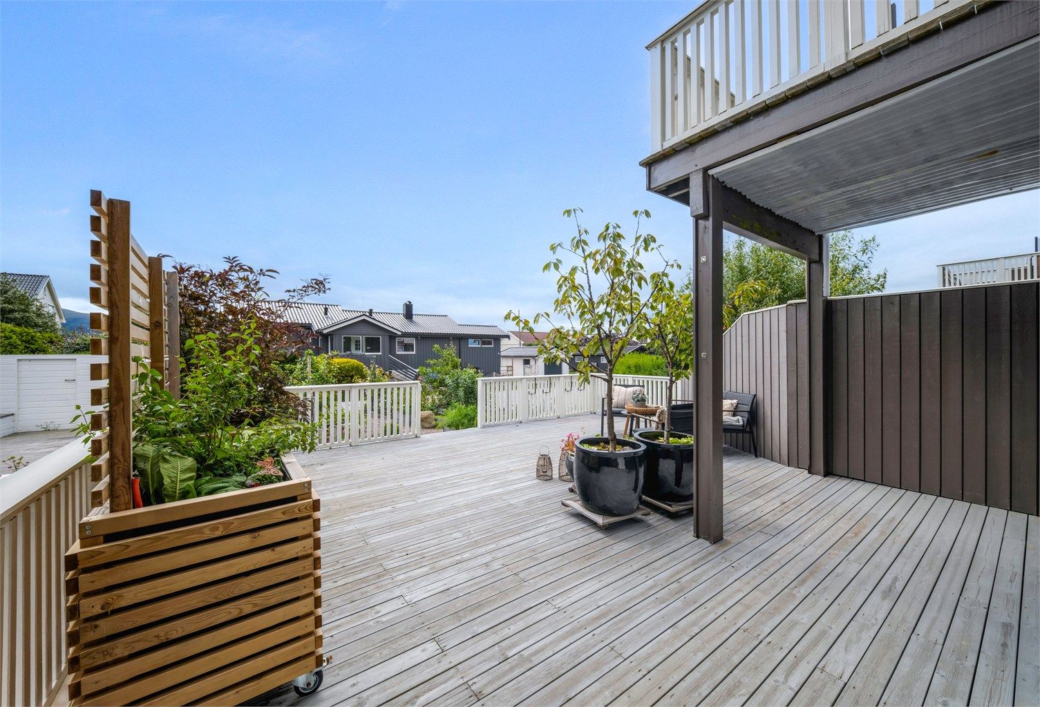 Den romslige terrassen på ca. 40 kvm gir god plass til både sittegrupper, grill og plantekasser, og legger til rette for hyggelige uteopphold.