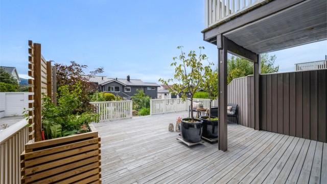 Den romslige terrassen på ca. 40 kvm gir god plass til både sittegrupper, grill og plantekasser, og legger til rette for hyggelige uteopphold.