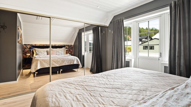 God oppbevaringsplass i stor skyvedørsgarderobe med speilfronter.
