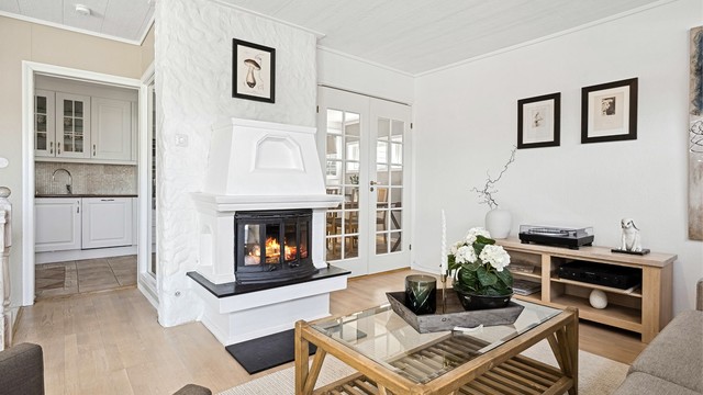 Koselig peis midt i stuen. Denne varmer godt opp på kalde vinterdager.