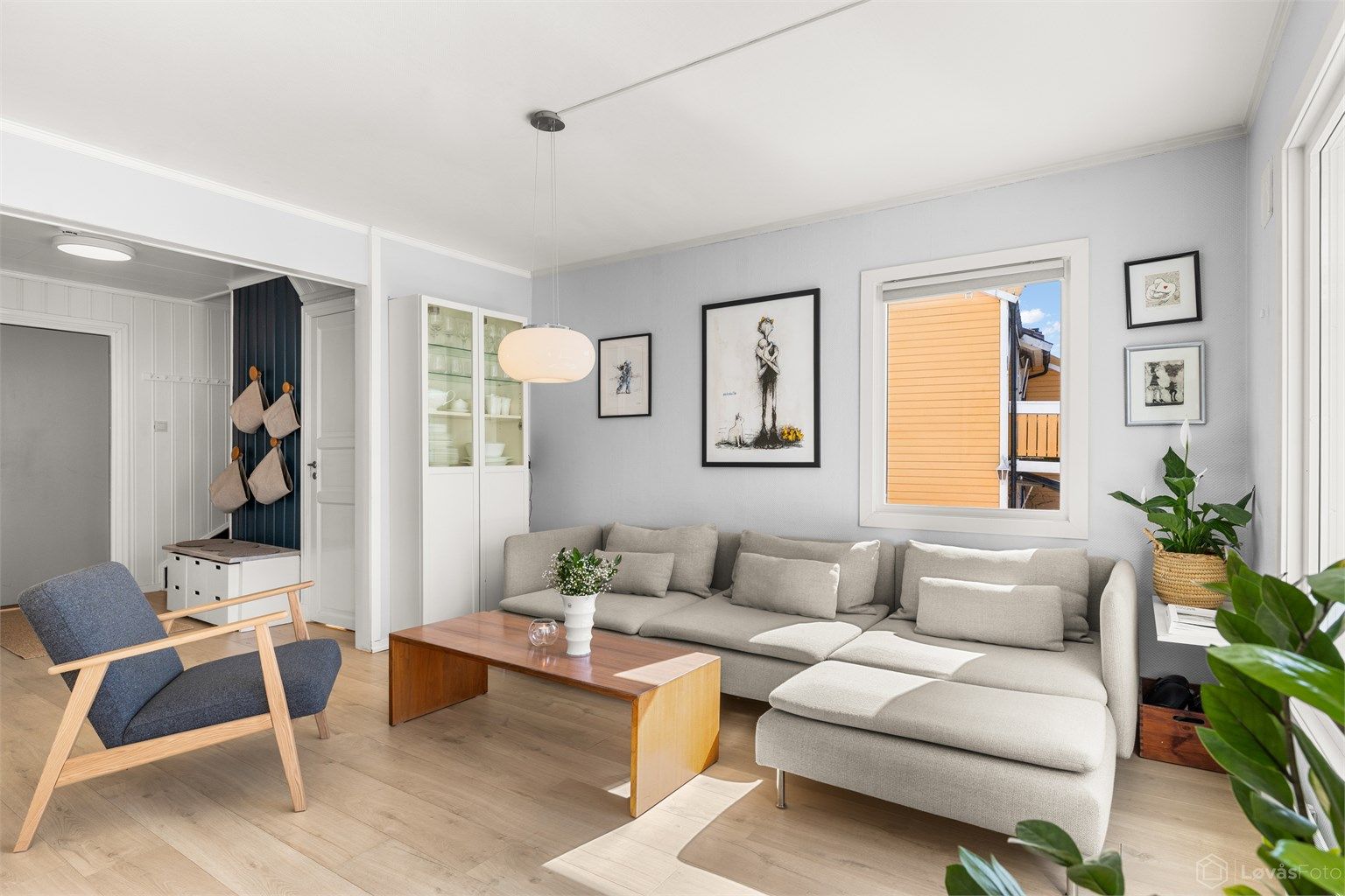 Gjennomtenkt planløsning med god kontakt mellom de ulike sonene i første etasje.