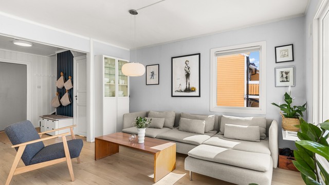 Gjennomtenkt planløsning med god kontakt mellom de ulike sonene i første etasje.