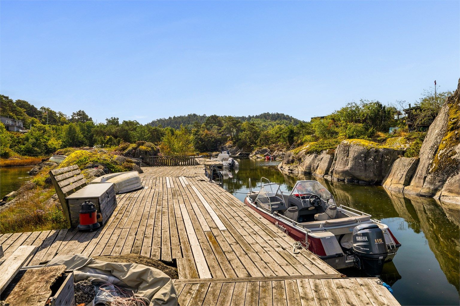 Felles brygge hvor det foreligger avtale om rett til båtplass.